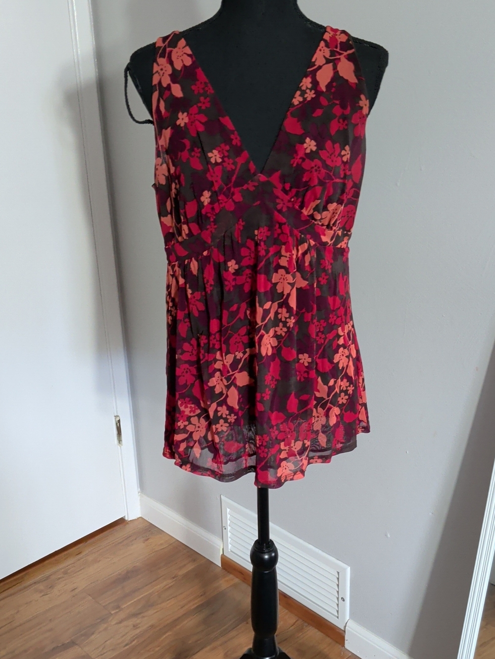 New York & Company Floral V-Neck Camisole in Red and Coral